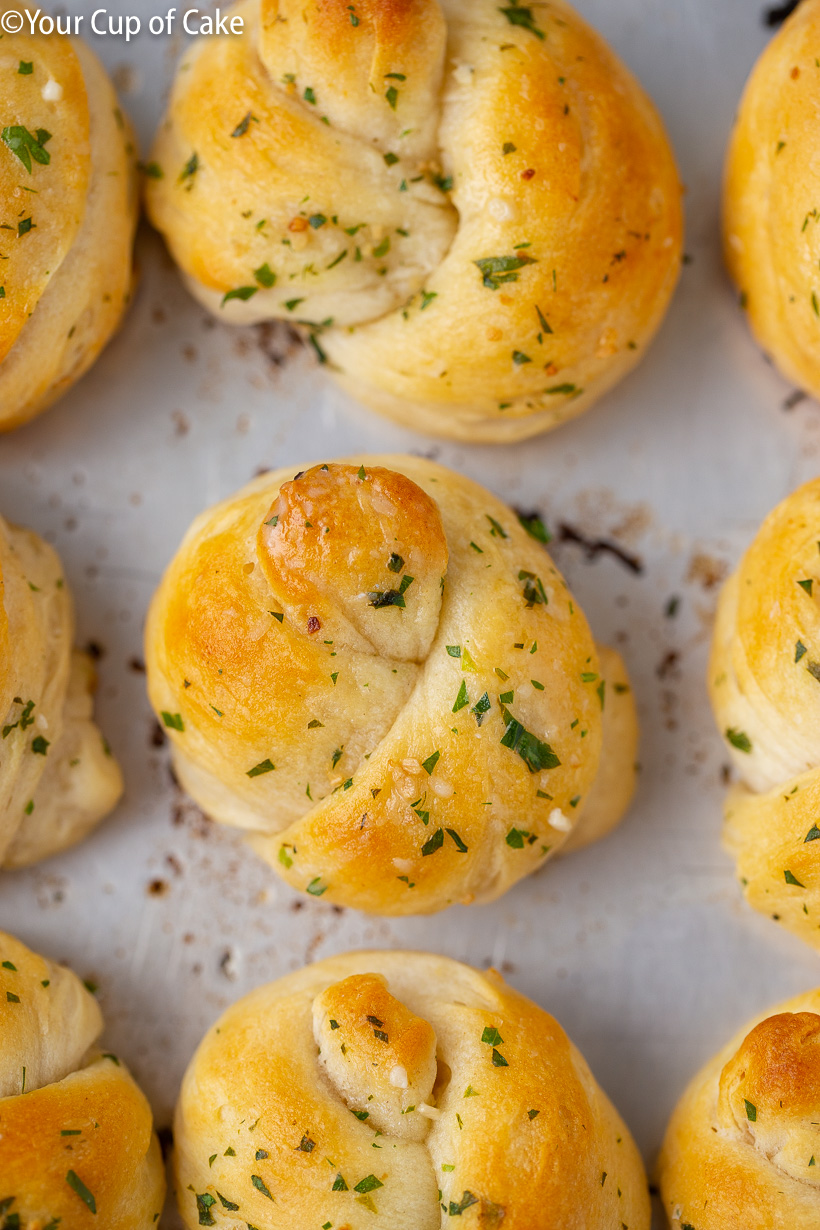 I LOVE these Easy Restaurant Style Garlic Knots