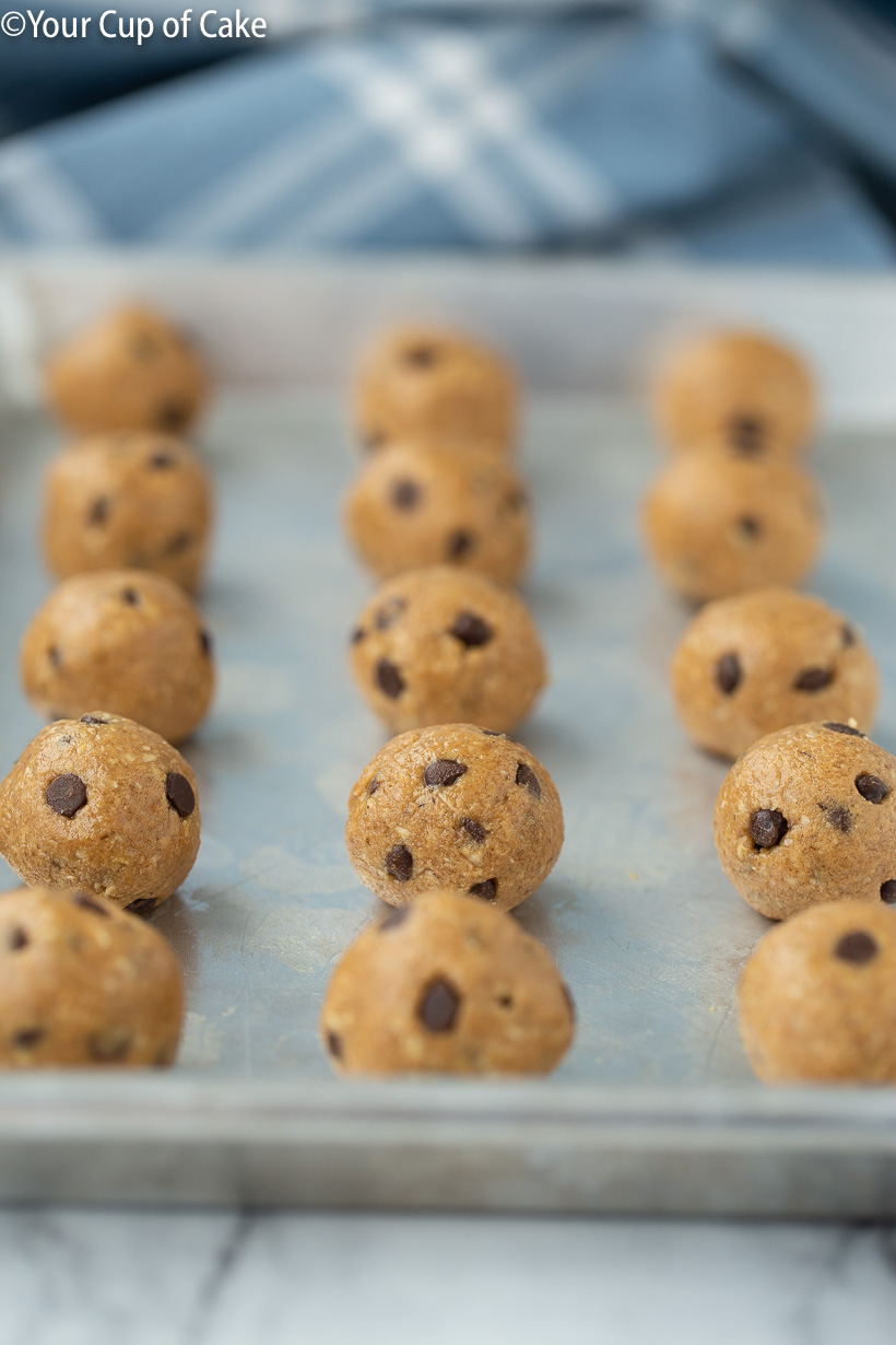 These protein bites are SO GOOD! And the recipe is super easy! No-Bake Peanut Butter Cookie Dough Protein Bites