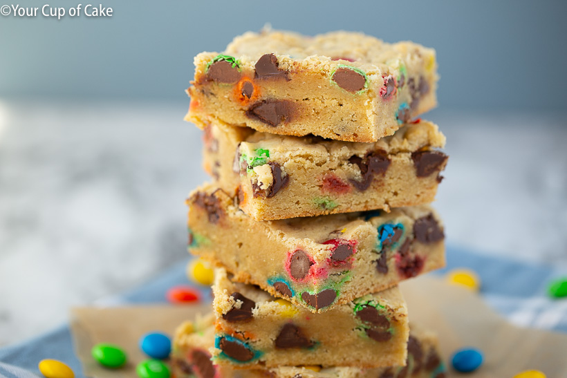Such an easy party dessert recipe! Chocolate Chip M&M Cookie Bars