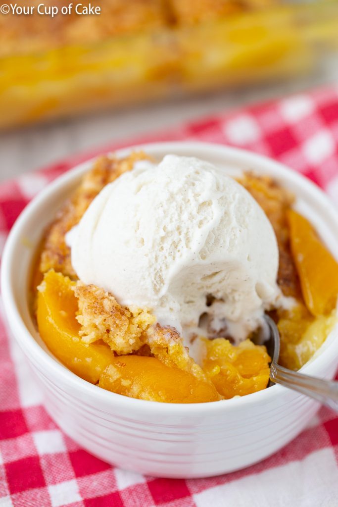 This 4 Ingredient Peach Cobbler is AMAZING