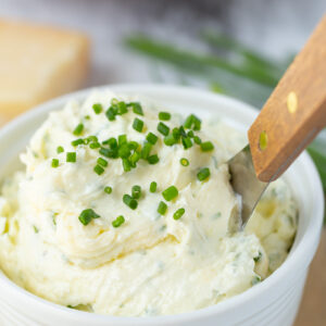 INCREÍBLE mantequilla de cebollino parmesano
