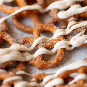 LOVE these sugary 5-Minute White Chocolate Pumpkin Pretzels! It's a microwave recipe so it's super easy too!