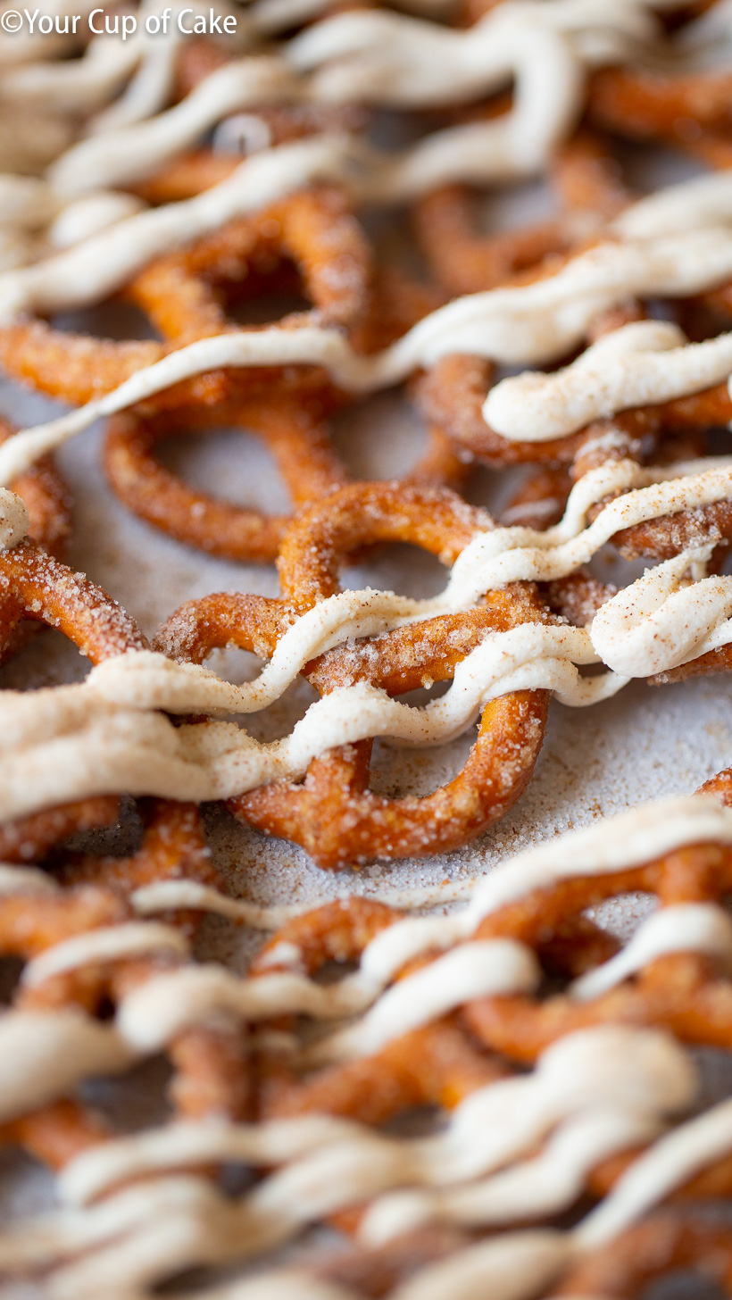 LOVE these sugary 5-Minute White Chocolate Pumpkin Pretzels! It's a microwave recipe so it's super easy too!