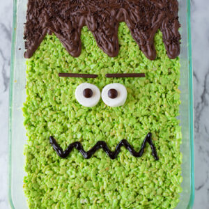 ¡GRAN Frankenstein Rice Krispie Treat para Halloween! ¡Me encanta una receta fácil sin hornear!