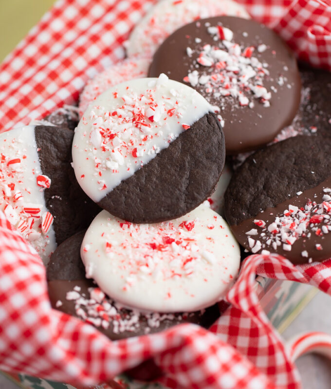My go-to Christmas cookie every year because it's SO EASY! 4 Ingredient No-Bake Peppermint Bark Christmas Cookies.